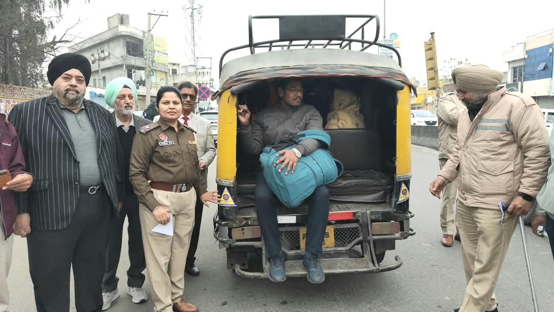 Sarbat Da Bhala Trust members installed reflectors on vehicles with the help of police administration